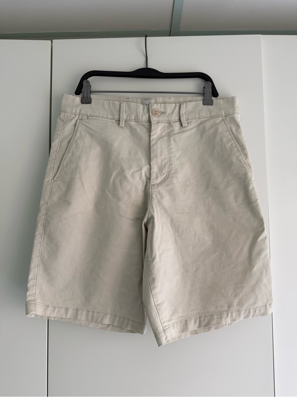 GAP Men's Cream 9in Essentials Shorts